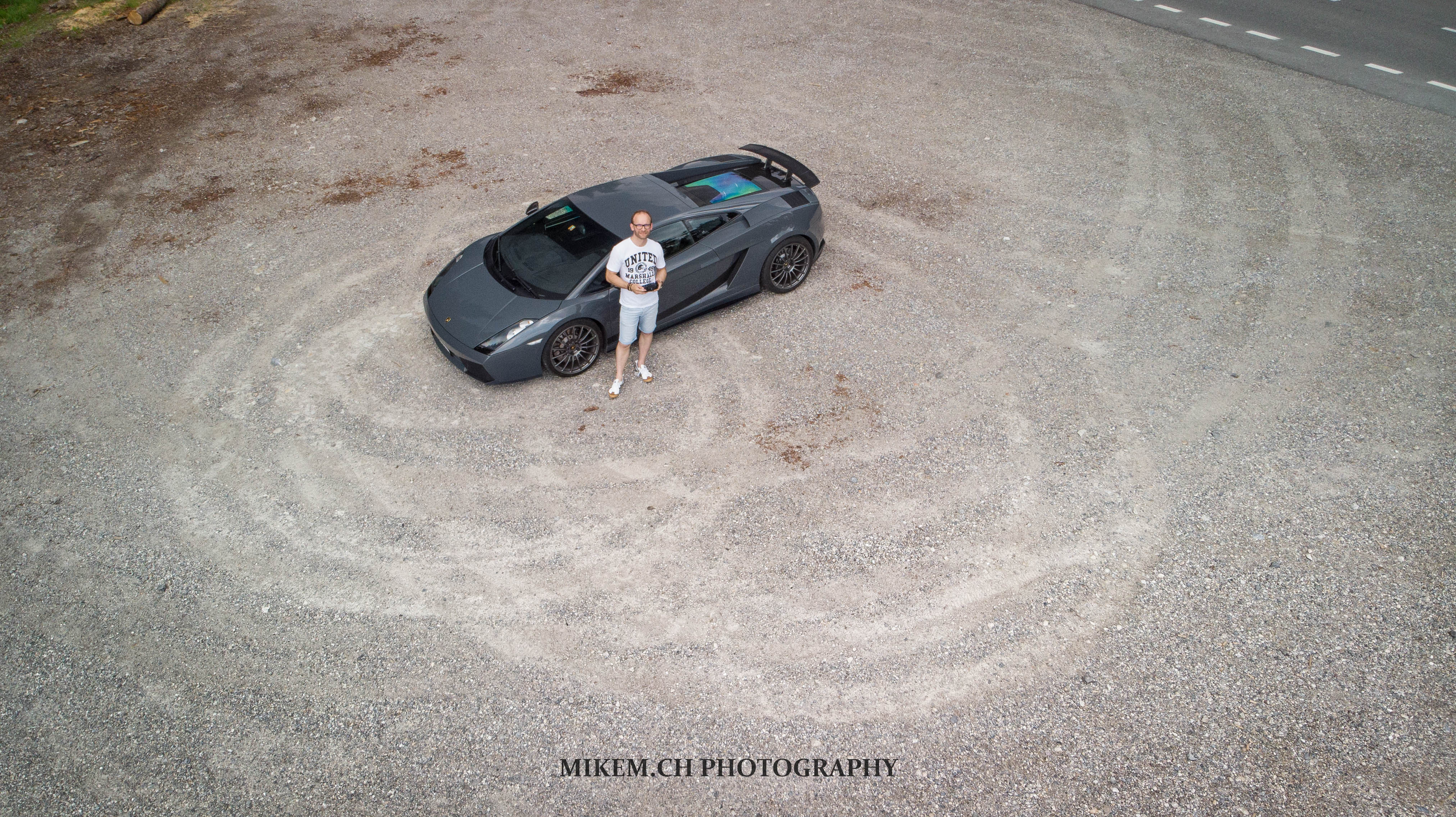 Mikem mit der Drohne und dem Lamborghini unterwegs